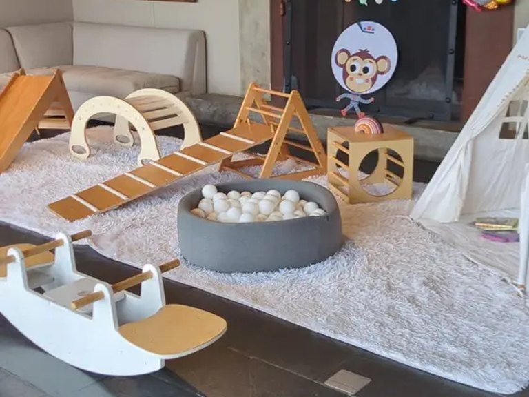 Set de juego blando de Espacio Bajitos con tipi, piscina de pelotas y piezas Pikler