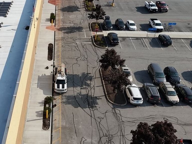 Vista aérea de un estacionamiento hecho por Rothko Construction